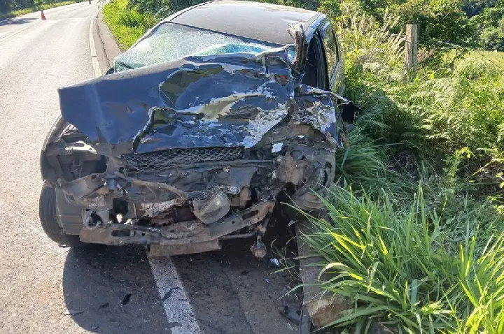 Acidente entre carro e caminhão deixa duas pessoas gravemente feridas em Água Doce