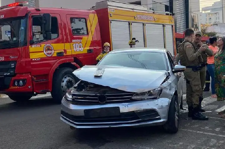 Acidente envolve três carros e uma moto no centro de Campos Novos