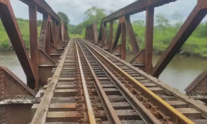 Bombeiro que resgatou mulher pendurada por cadarço em SC se contaminou com água do rio