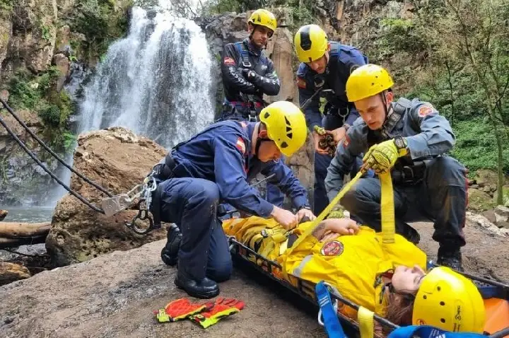 Bombeiros realizam simulado de salvamento em altura na cascata