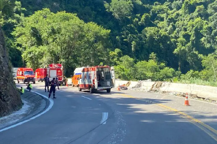 Caminhoneiro morre após caminhão despencar em ribanceira na ERS-122 entre Flores da Cunha e Antônio Prado