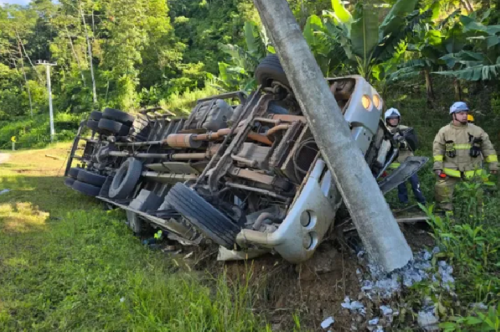 Caminhoneiro morre após caminhão tombar na BR-280