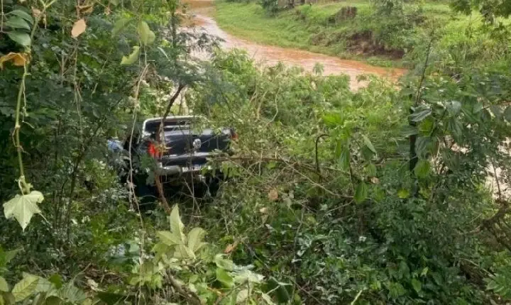 Caminhonete com 110 kg de maconha sai da pista após perseguição policial