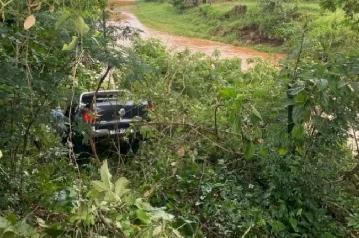 Caminhonete com 110 kg de maconha sai da pista após perseguição policial