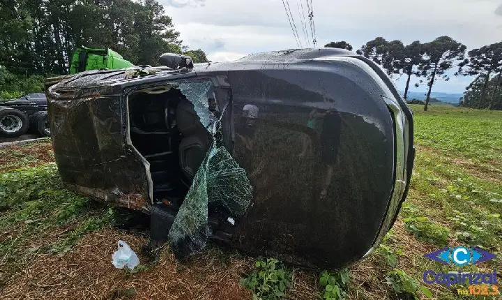 Caminhonete sai da pista e capota na SC-150, em Capinzal