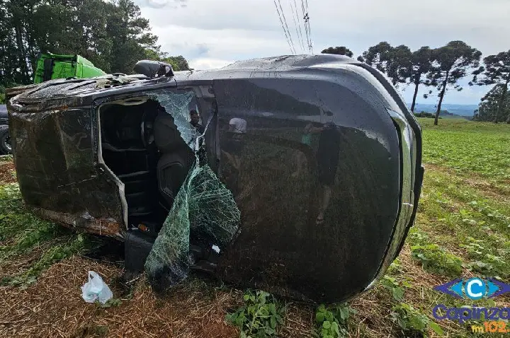 Caminhonete sai da pista e capota na SC-150, em Capinzal