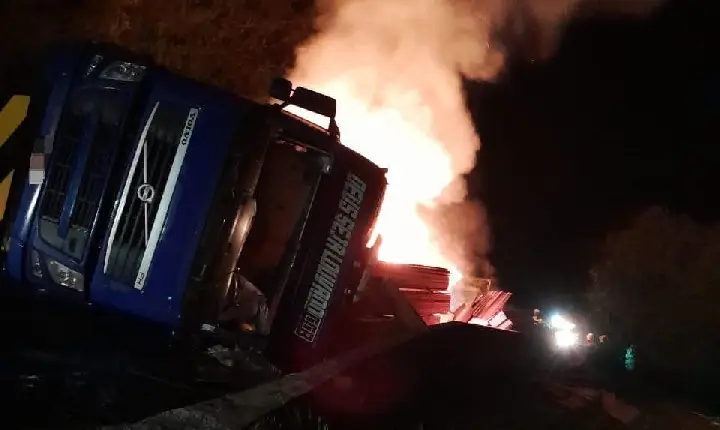 Carreta carregada de madeira tomba e pega fogo na BR-116 em Santa Cecília