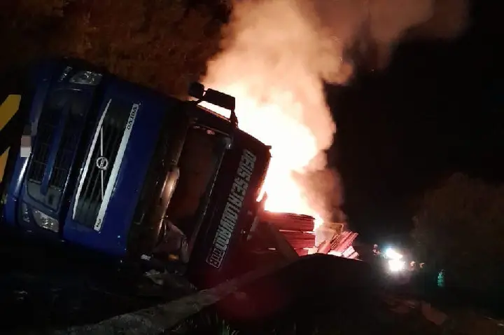 Carreta carregada de madeira tomba e pega fogo na BR-116 em Santa Cecília