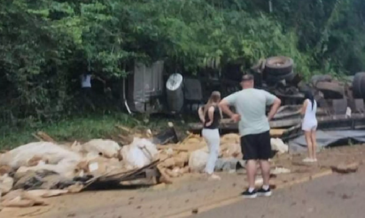 Carreta ‘faz o L’, tomba e deixa motorista idoso ferido na BR-153