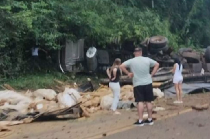 Carreta ‘faz o L’, tomba e deixa motorista idoso ferido na BR-153