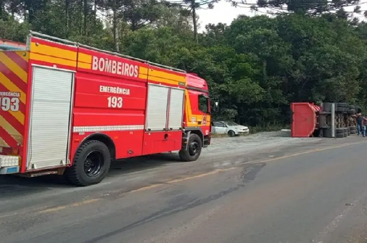 Carreta tomba e colide em carro na SC 135