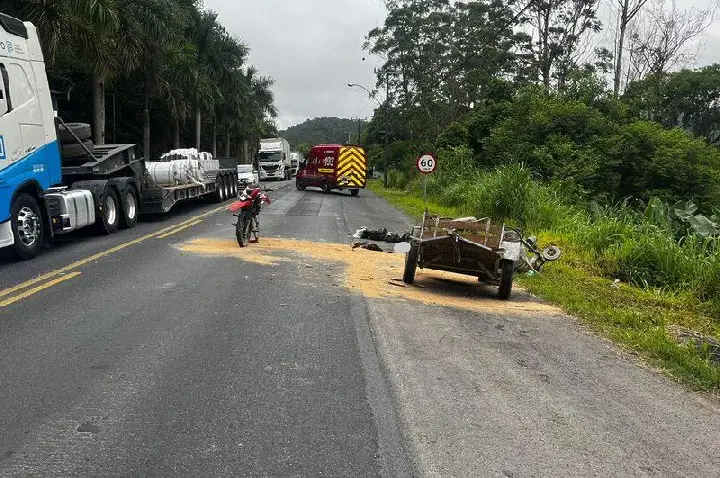 Carretinha se solta na BR-470, atinge moto, um jovem morre e outro fica gravemente ferido