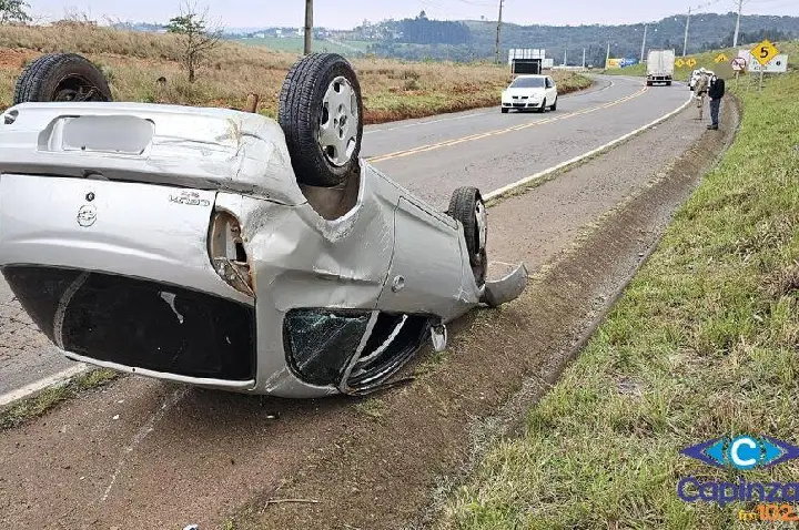 Carro capota após pneu estourar na SC-467, em Capinzal