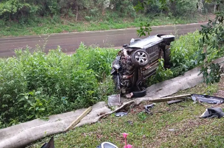 Carro capota e homem e criança são ejetados do veículo em Lebon Régis