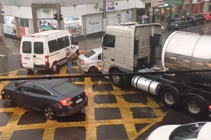 Carro é atingido por carreta no semáforo da Avenida XV de Novembro