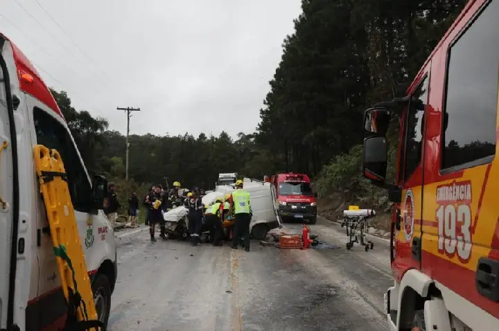 Carro perde controle, entra na contramão e colide contra ambulância na BR-282 em SC