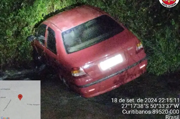 Carro sai da pista e cai em rio em Curitibanos