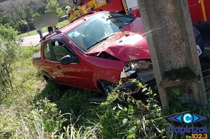 Casal fica ferido após colisão de picape em poste no interior de Capinzal