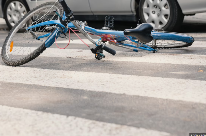 Ciclista desrespeita sinalização de trânsito e acaba ferido após colisão com carro em Campos Novos