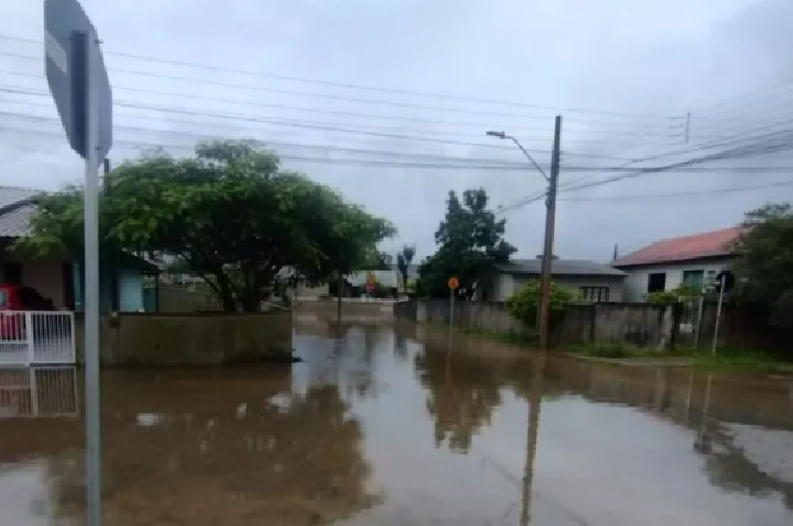 Cidade de SC registra 140 mm em poucas horas de chuva e tem ruas alagadas