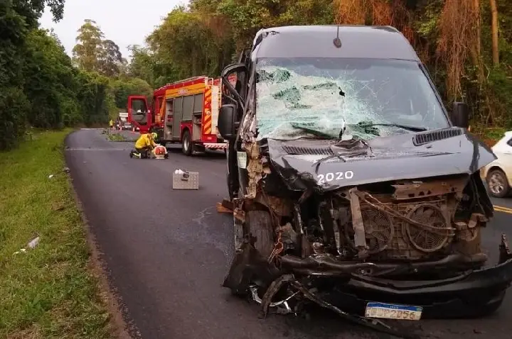 Colisão entre caminhão e van deixa seis pessoas feridas na BR-282