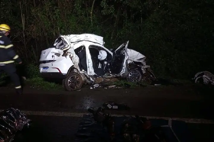 Colisão entre carro e caminhão deixa três mortos presos às ferragens na BR-282 em SC