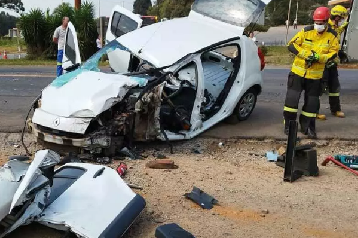 Colisão entre carro e caminhão na BR-282 deixa um homem preso às ferragens