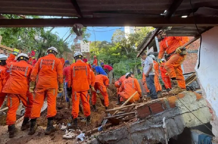 Corpo de menina de 12 anos que caiu em bueiro na Bahia é encontrado; um adolescente também foi localizado