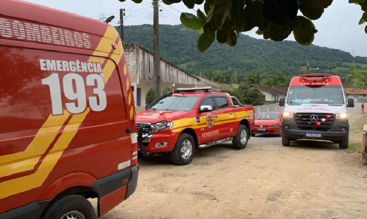 Criança de 2 anos morre após se afogar em piscina em SC