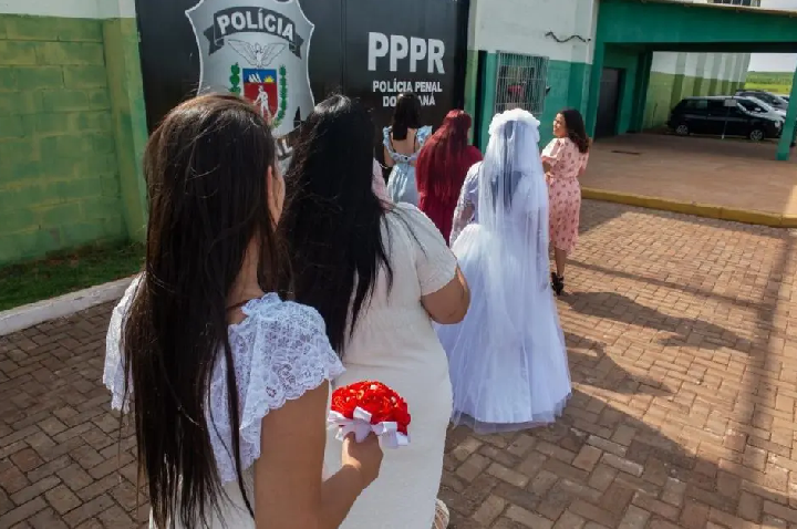 Detentos se casam em cerimônia religiosa e civil coletiva em penitenciária do Paraná