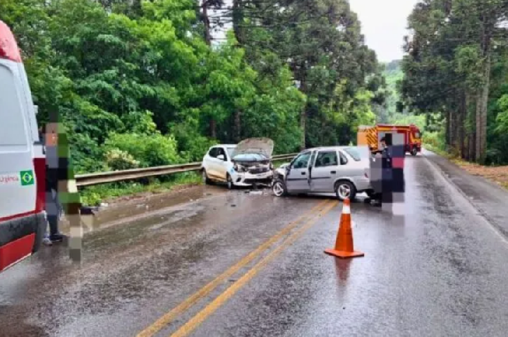 Dois motoristas ficam gravemente feridos em colisão frontal no meio-oeste