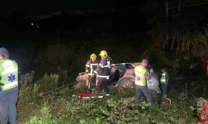 Duas pessoas ficam feridas após carro capotar na BR-470