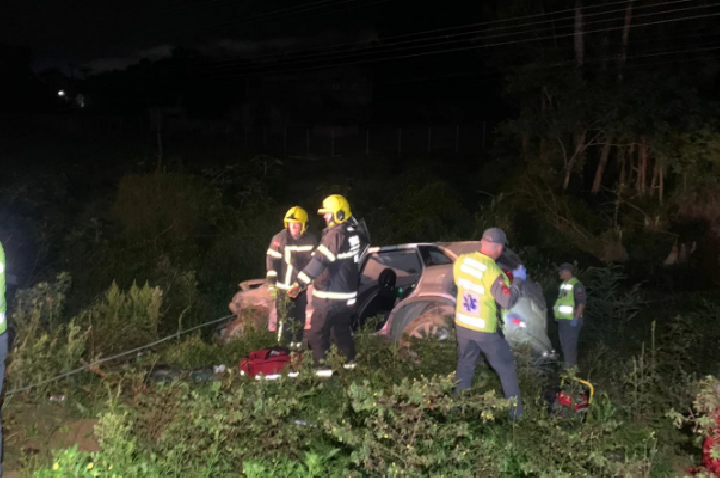 Duas pessoas ficam feridas após carro capotar na BR-470