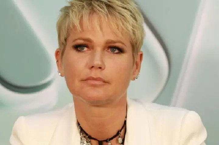 Fã cospe em Xuxa na saída de evento beneficente