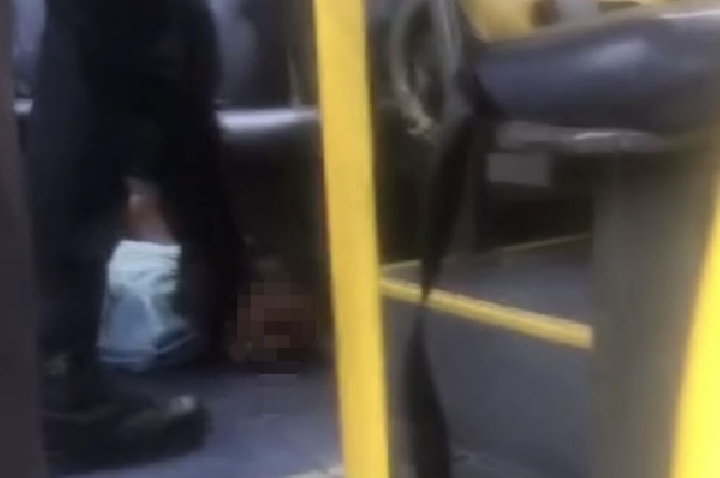 Homem em surto invade ônibus escolar e deixa crianças feridas em Balneário Camboriú