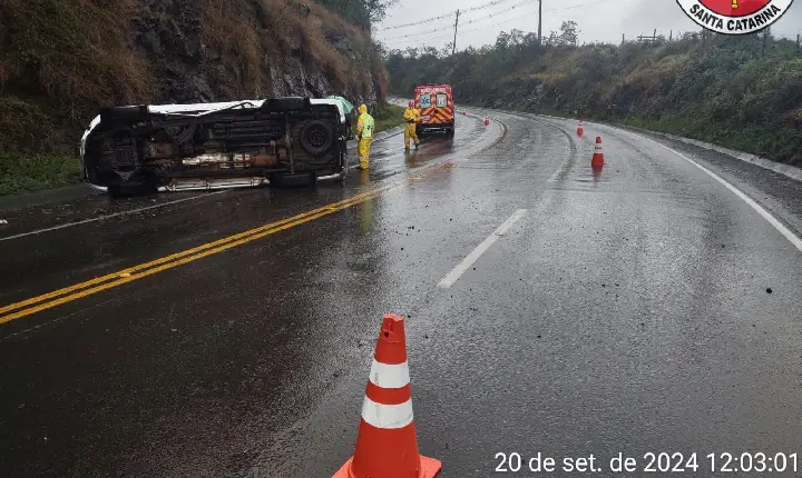 Homem fica ferido após tombamento de caminhonete na SC-135