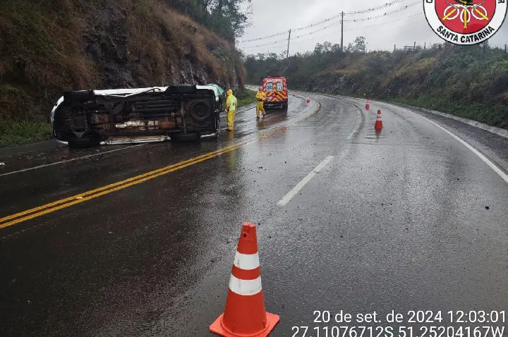 Homem fica ferido após tombamento de caminhonete na SC-135