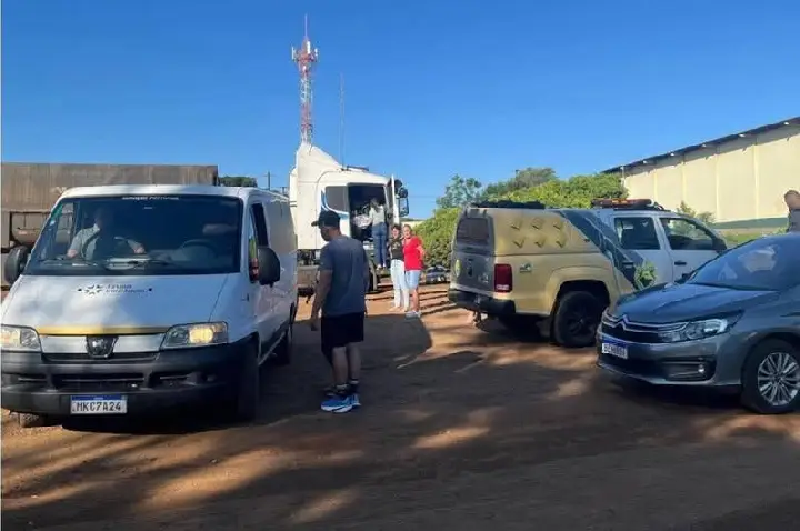 Homem foi encontrado morto, dentro de caminhão, no pátio de empresa.