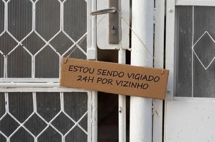 Homem instala placa ‘estou sendo vigiado 24 horas por vizinho’ e leva processo em SC