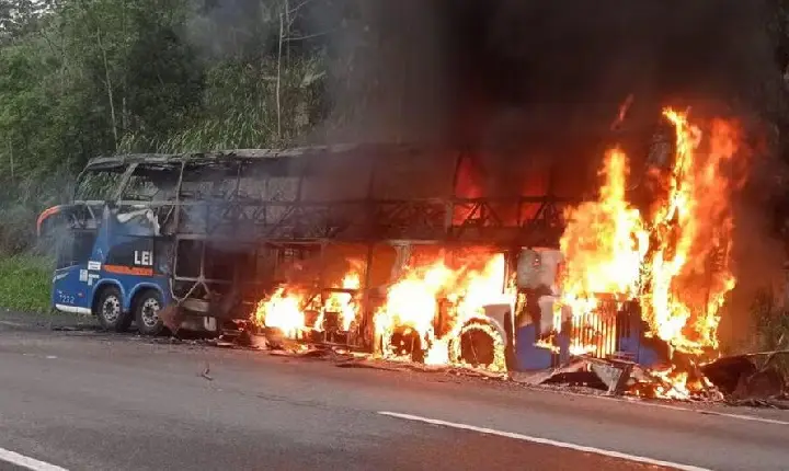 Incendiário ateia fogo em ônibus com 40 pessoas durante viagem entre SP e Curitiba