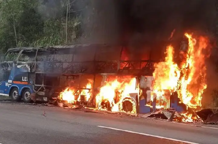 Incendiário ateia fogo em ônibus com 40 pessoas durante viagem entre SP e Curitiba