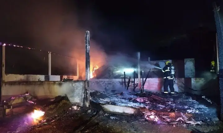 Incêndio em galpão mata cabritos e ovelhas no Oeste de SC