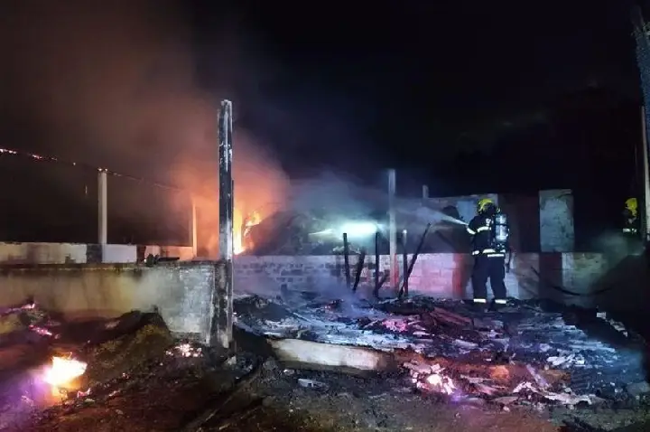 Incêndio em galpão mata cabritos e ovelhas no Oeste de SC