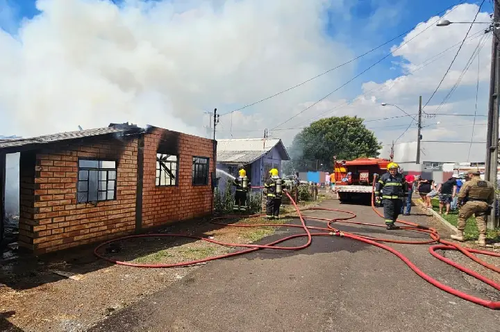 Incêndio em residência no Bairro Nossa Senhora de Lourdes é controlado pelo Corpo de Bombeiros