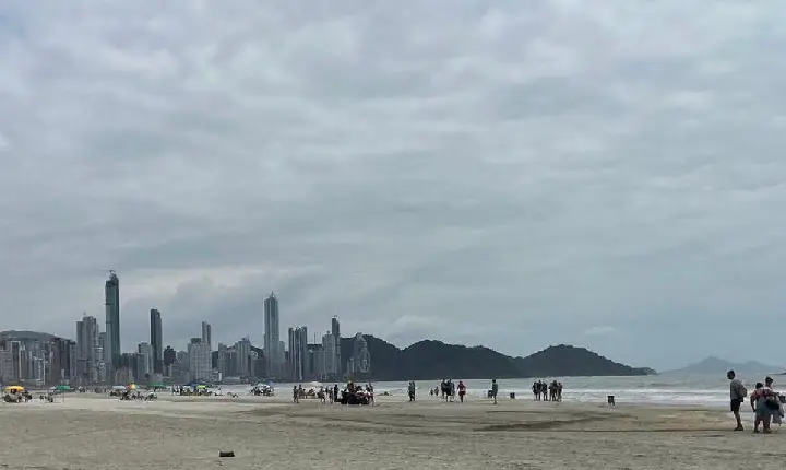 Lancha atropela duas pessoas e mata banhista em praia de Santa Catarina