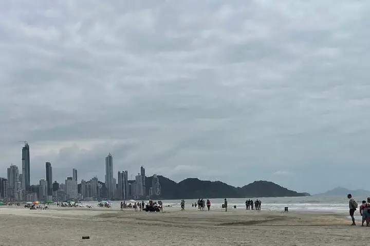 Lancha atropela duas pessoas e mata banhista em praia de Santa Catarina