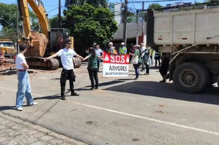 Manifestantes dificultam obras do Inter 2 em Curitiba; ONG pede suspensão na Justiça