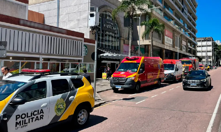 Morre no hospital trabalhador socorrido após cair de telhado de shopping em Curitiba; bombeiros não viram EPI