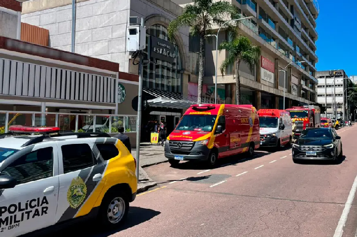 Morre no hospital trabalhador socorrido após cair de telhado de shopping em Curitiba; bombeiros não viram EPI