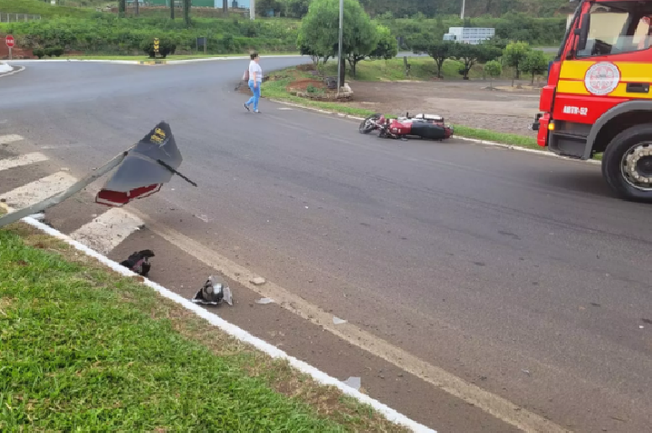 Motociclista colide em placa de pare e sofre graves ferimentos na BR-282